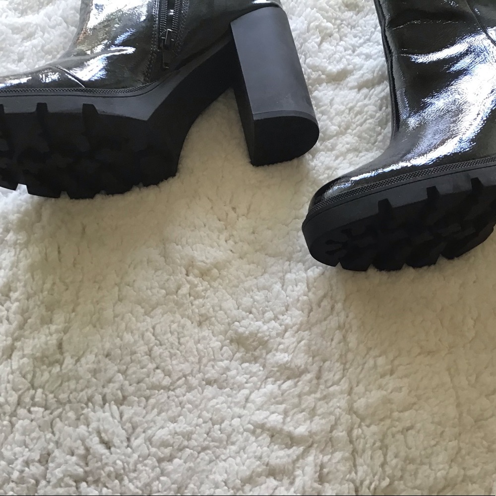 Heeled Patent leather boot.
